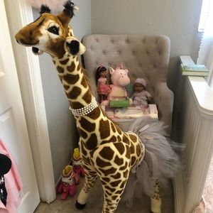 Giraffe baby’s room decoration